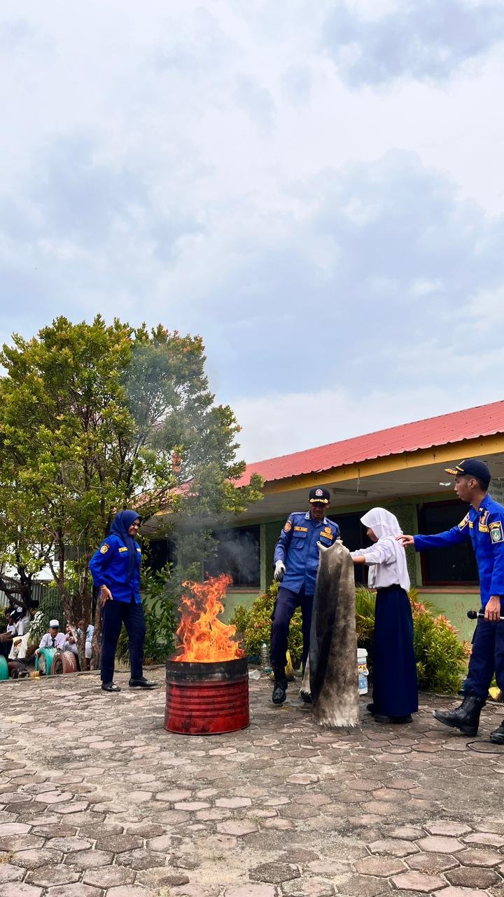 SMPN 23 Dumai Siaga Bencana: Gandeng Damkar Kota Dumai Gelar Sosialisasi SPAB!